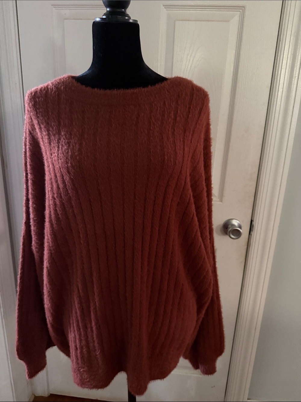 SO Women's Ribbed Crew Sweater in Rust